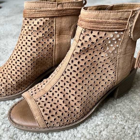 Justice! Perforated Heeled Bootie Sandals - Picture 6 of 8